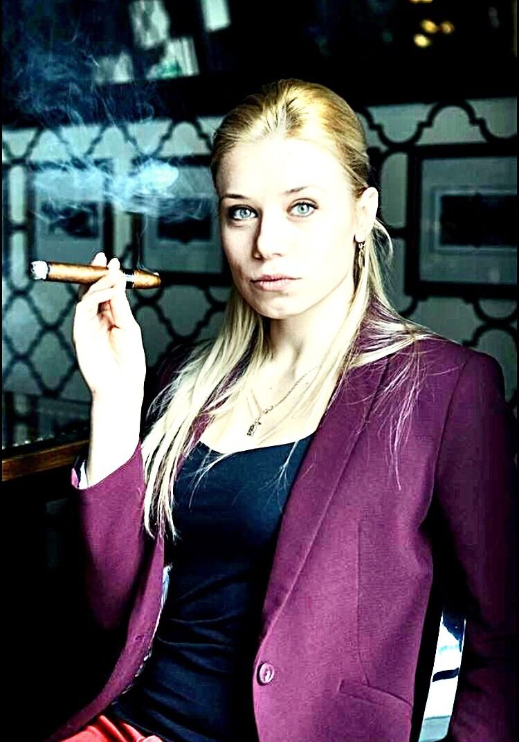 75 Celebrities Who Smoke Cigars Smoking Celebrities Women Smoking 75 Celebrities Who Smoke Cigars Smoking Celebrities Women Smoking