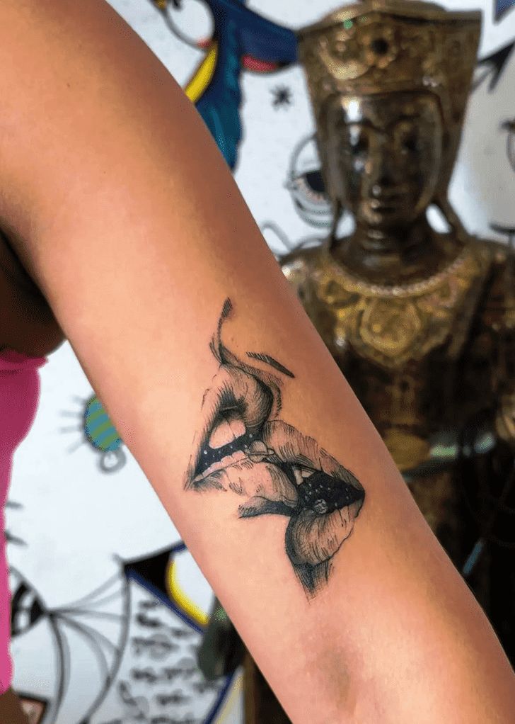 How To Choose A Kiss Tattoo Design? Style Tips