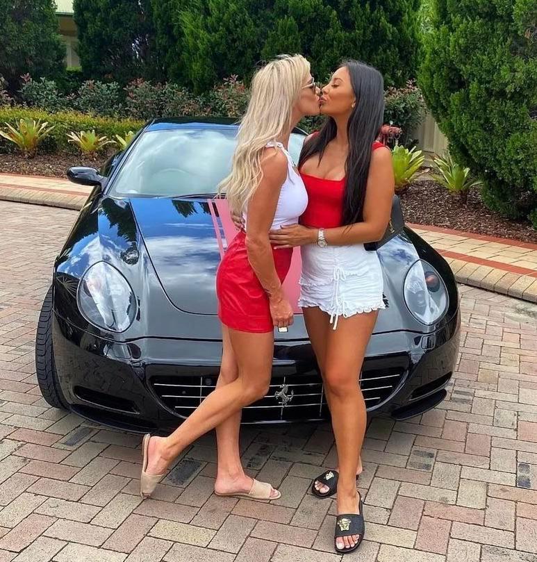 Nude Babes Kissing
