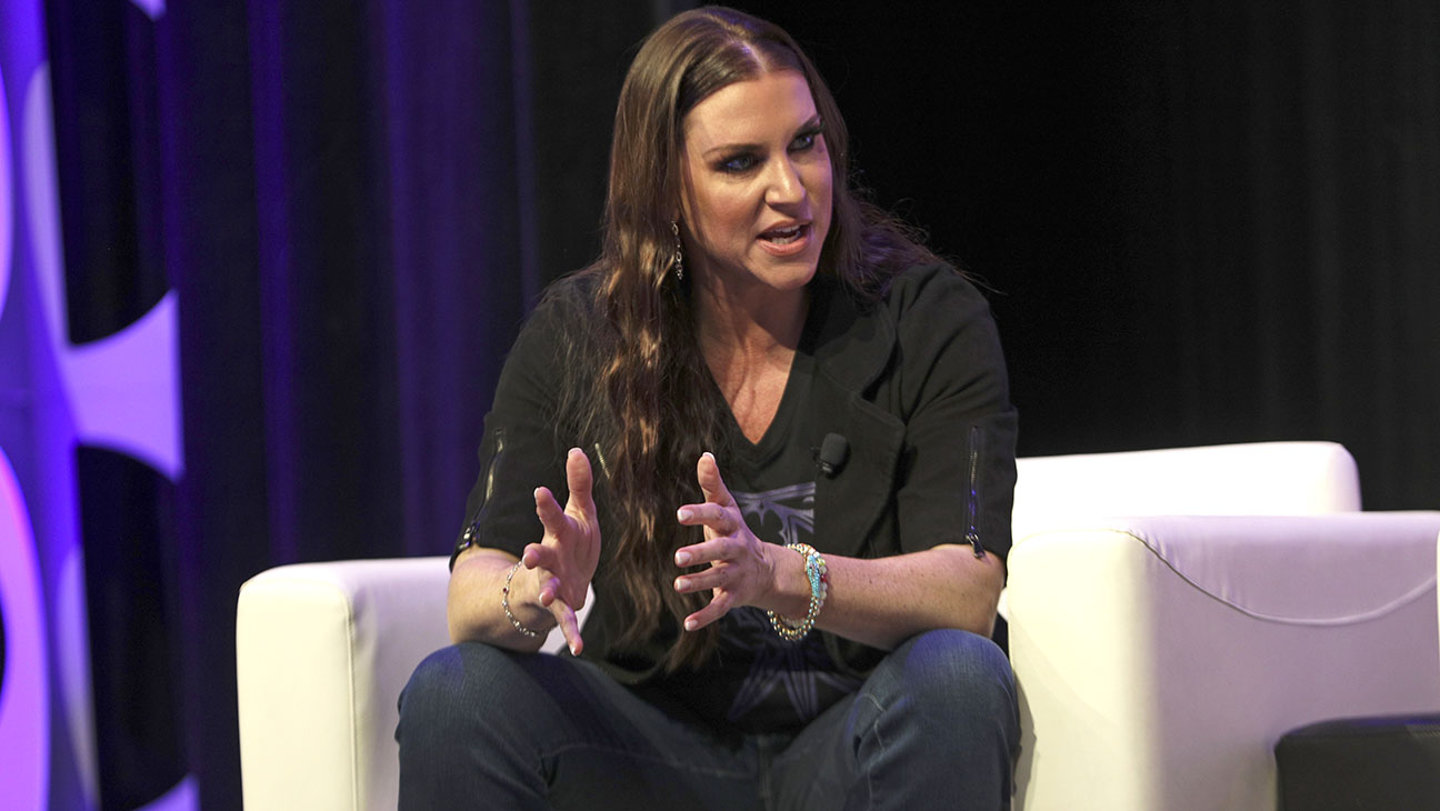 Stephanie Mcmahon Toples